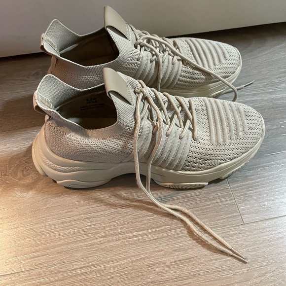 CUSHIONAIRE Apolo- knit sneakers. Size 9.5 in very good condition. - Picture 1 of 5